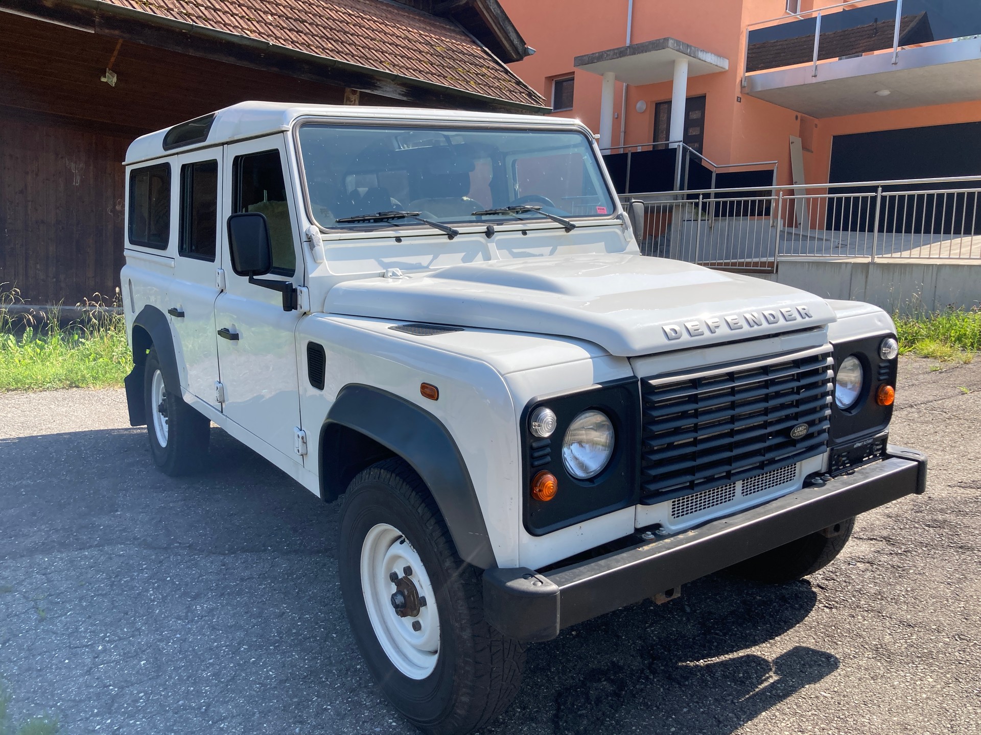 LAND ROVER Defender 110 2.2 TD4 Station Wagon-image-0