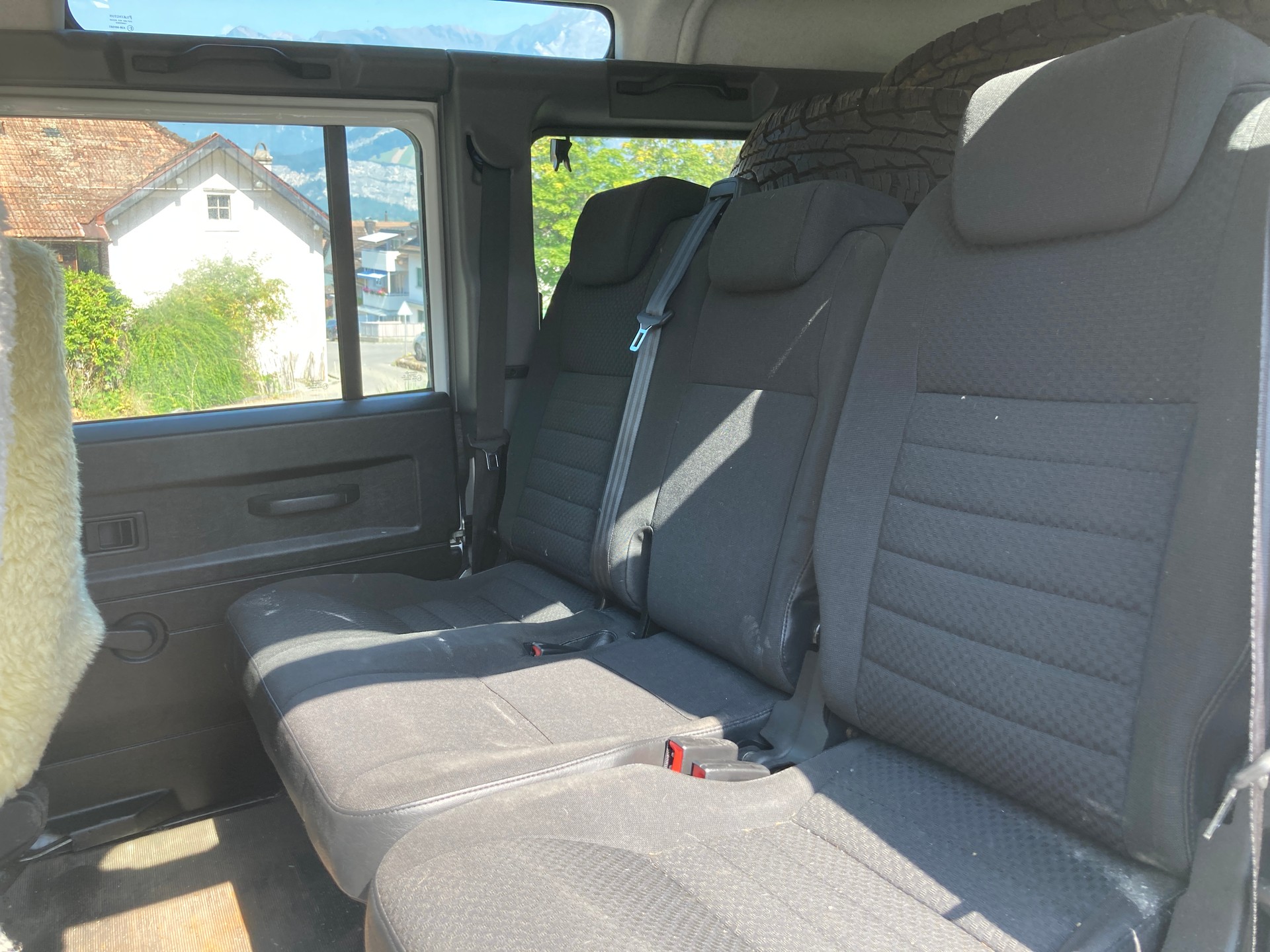 LAND ROVER Defender 110 2.2 TD4 Station Wagon-image-6