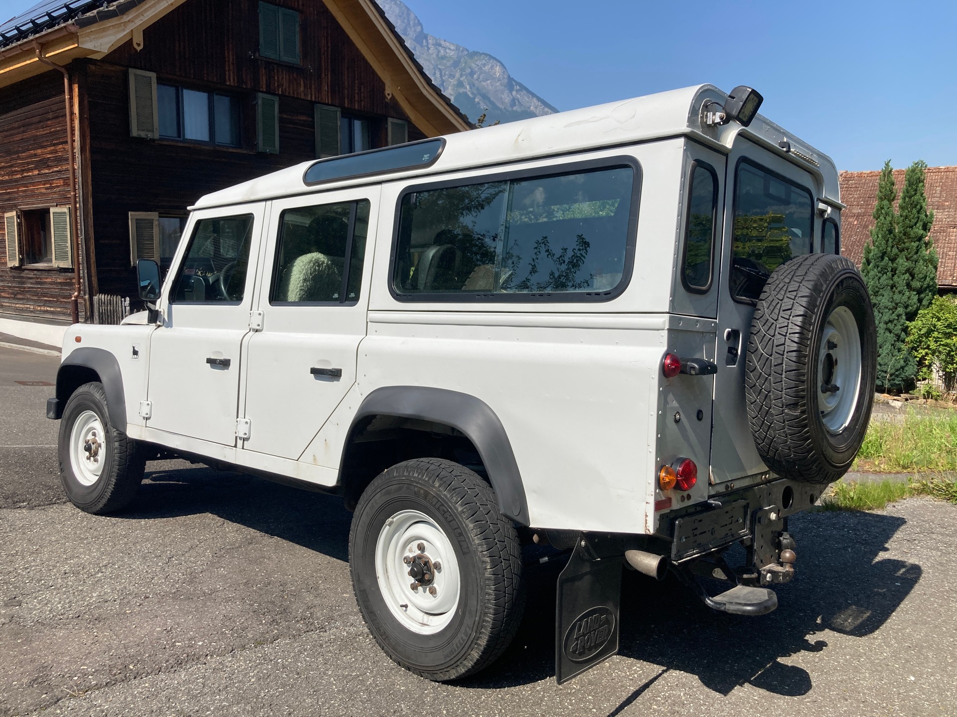 LAND ROVER Defender 110 2.2 TD4 Station Wagon-image-1
