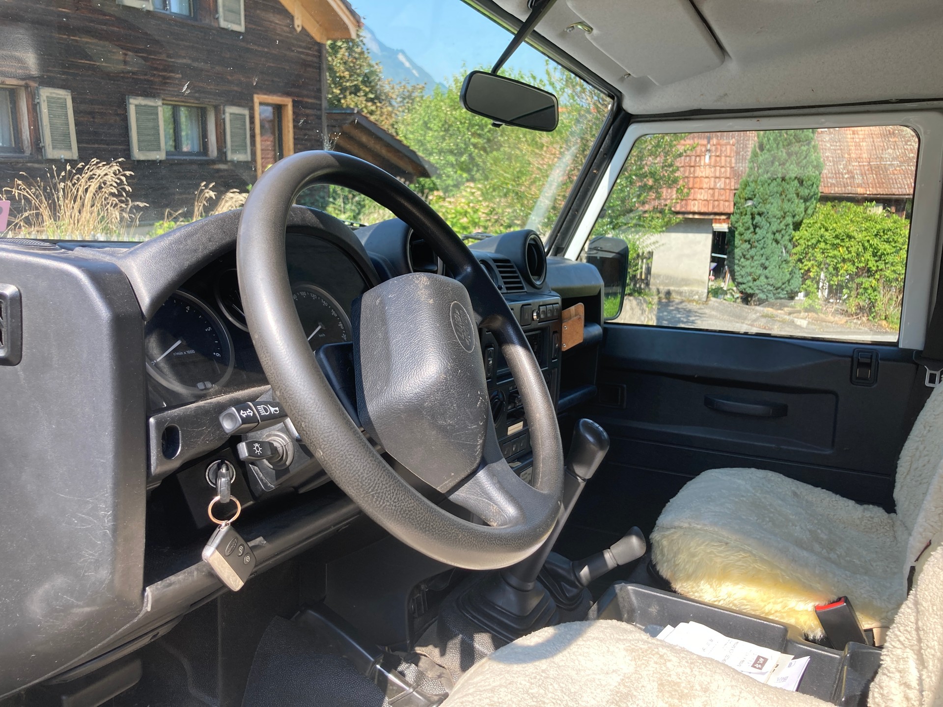 LAND ROVER Defender 110 2.2 TD4 Station Wagon-image-3
