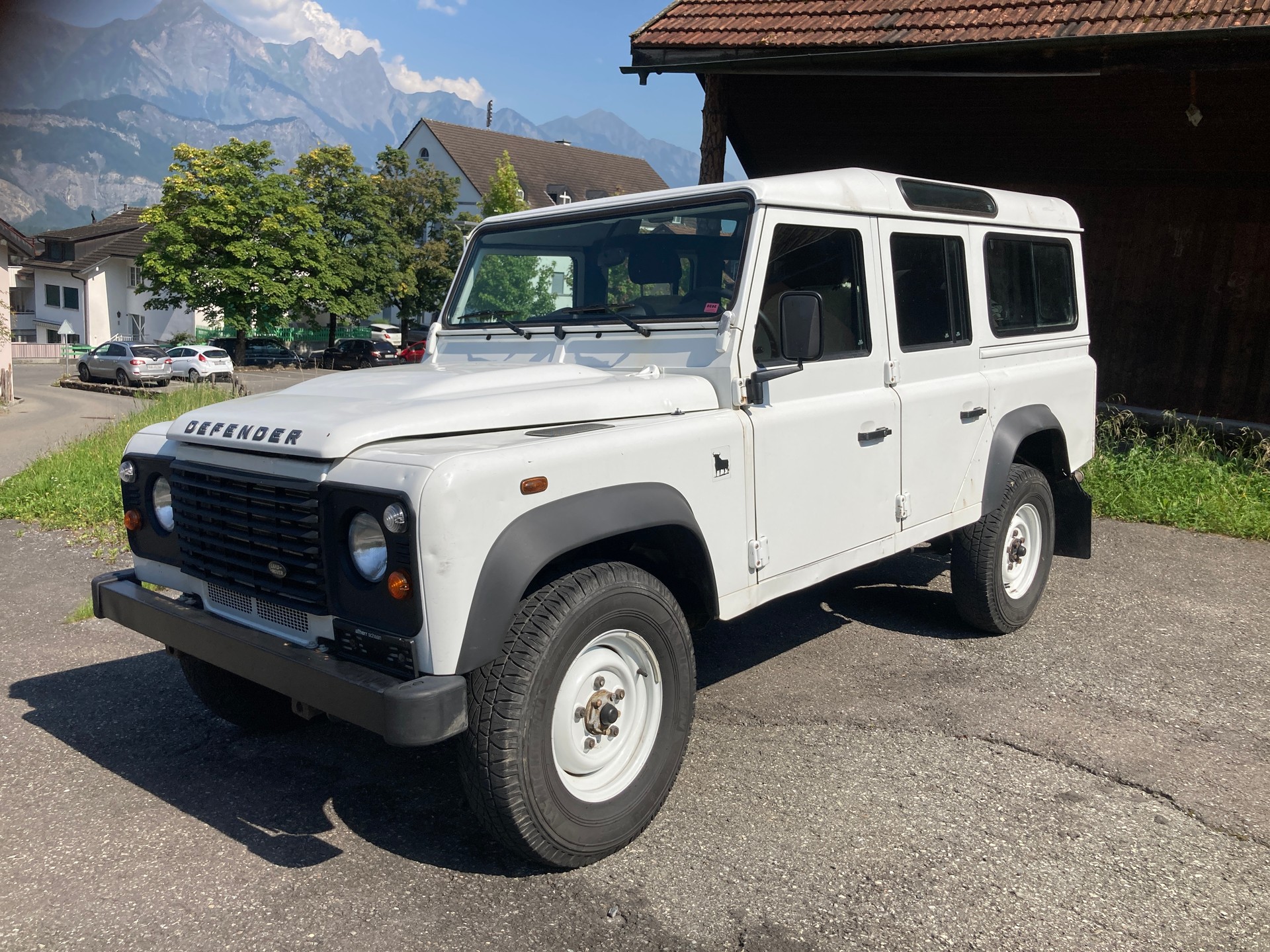 LAND ROVER Defender 110 2.2 TD4 Station Wagon-image-7