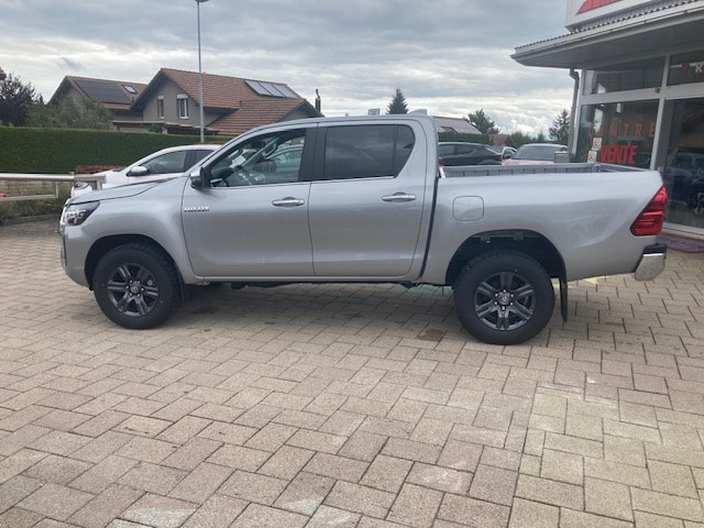 TOYOTA Hilux 2.8d MHEV Style Double Cab 4x4-image-7