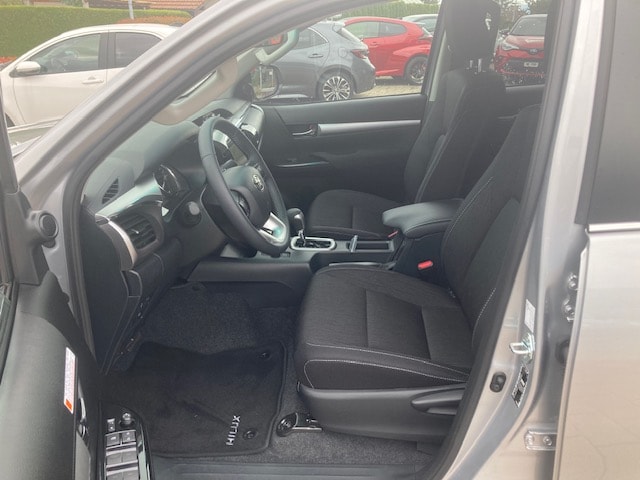 TOYOTA Hilux 2.8d MHEV Style Double Cab 4x4-image-8