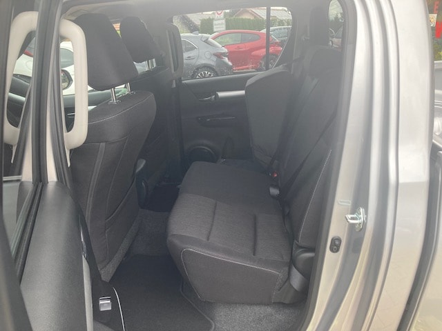 TOYOTA Hilux 2.8d MHEV Style Double Cab 4x4-image-9