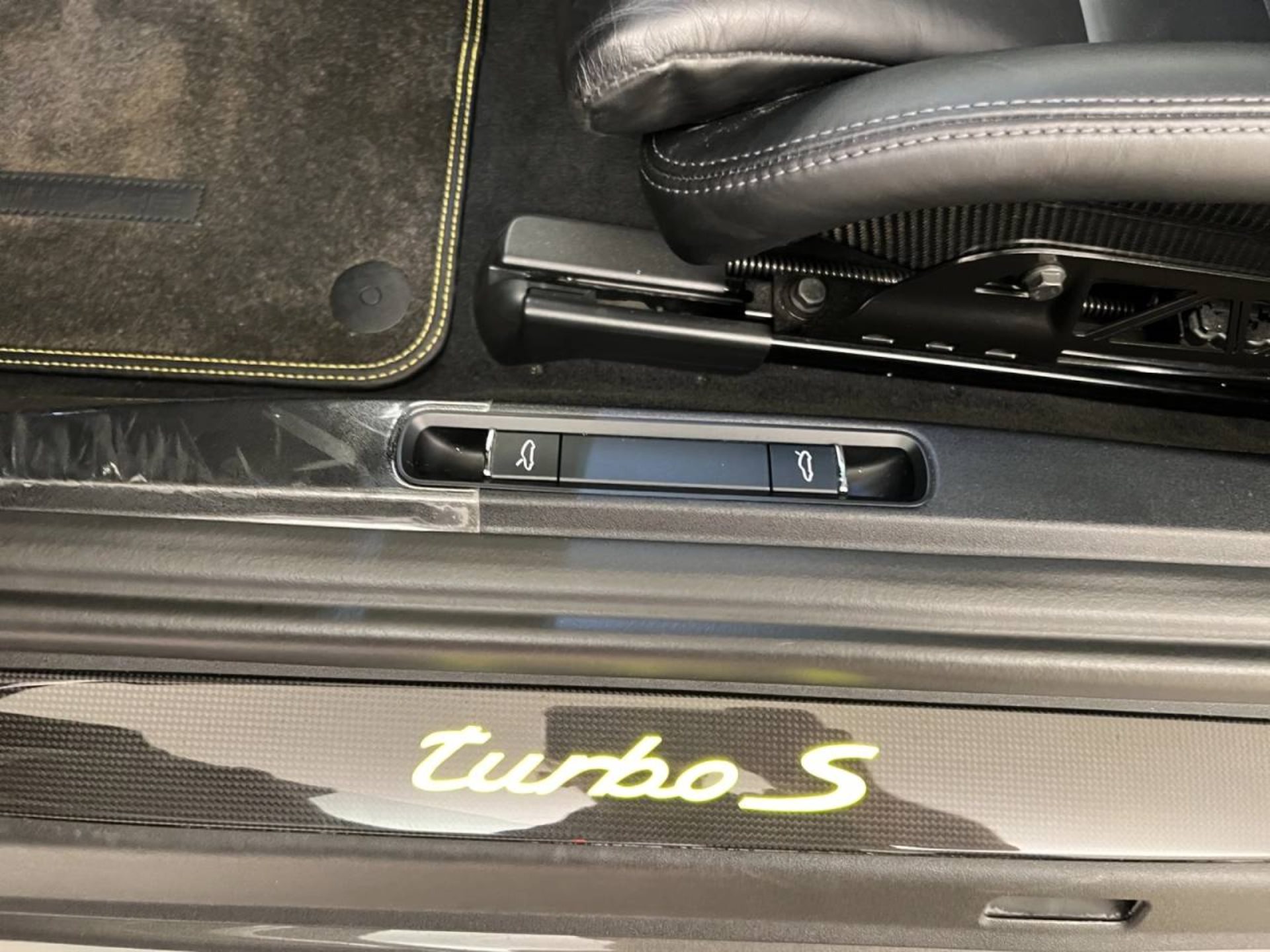 PORSCHE 911 Turbo S-image-15