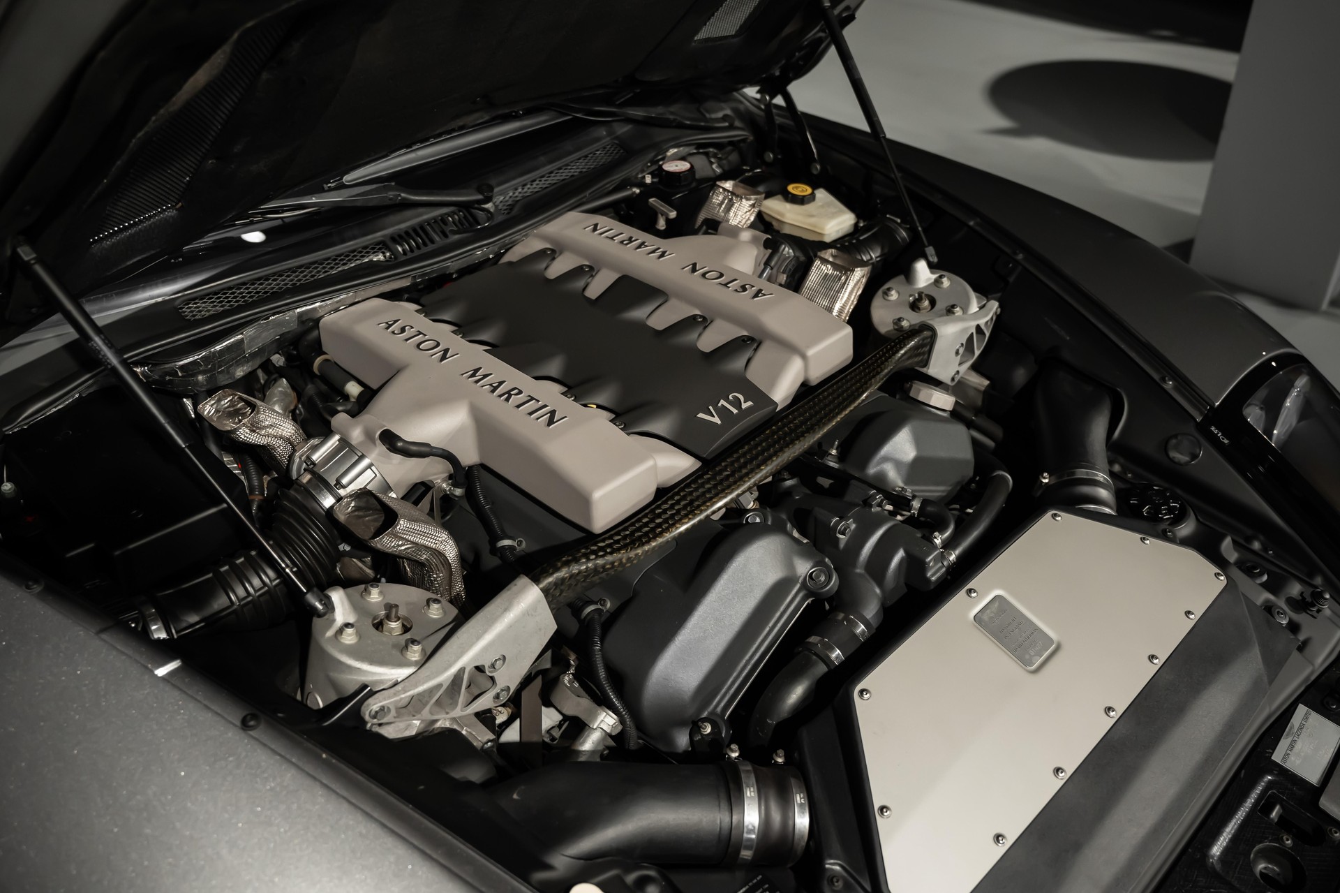 ASTON MARTIN Vanquish 6.0 V12-image-8