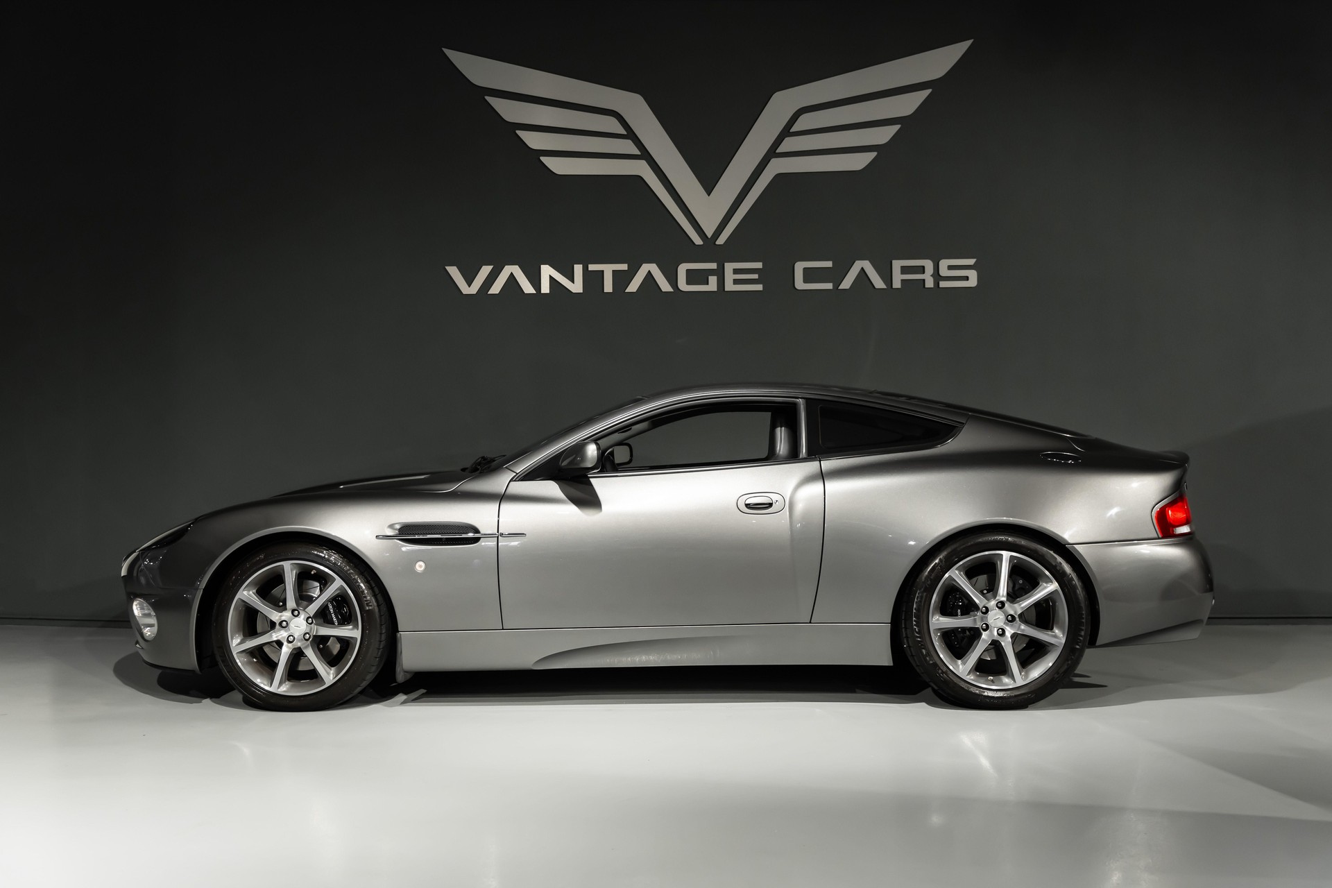 ASTON MARTIN Vanquish 6.0 V12-image-1