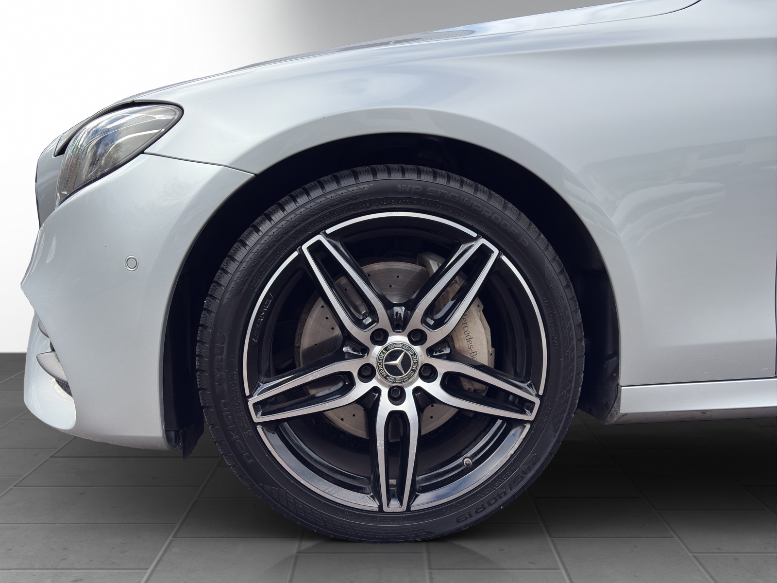 MERCEDES-BENZ E 220 d AMG Line 4Matic 9G-Tronic-image-17