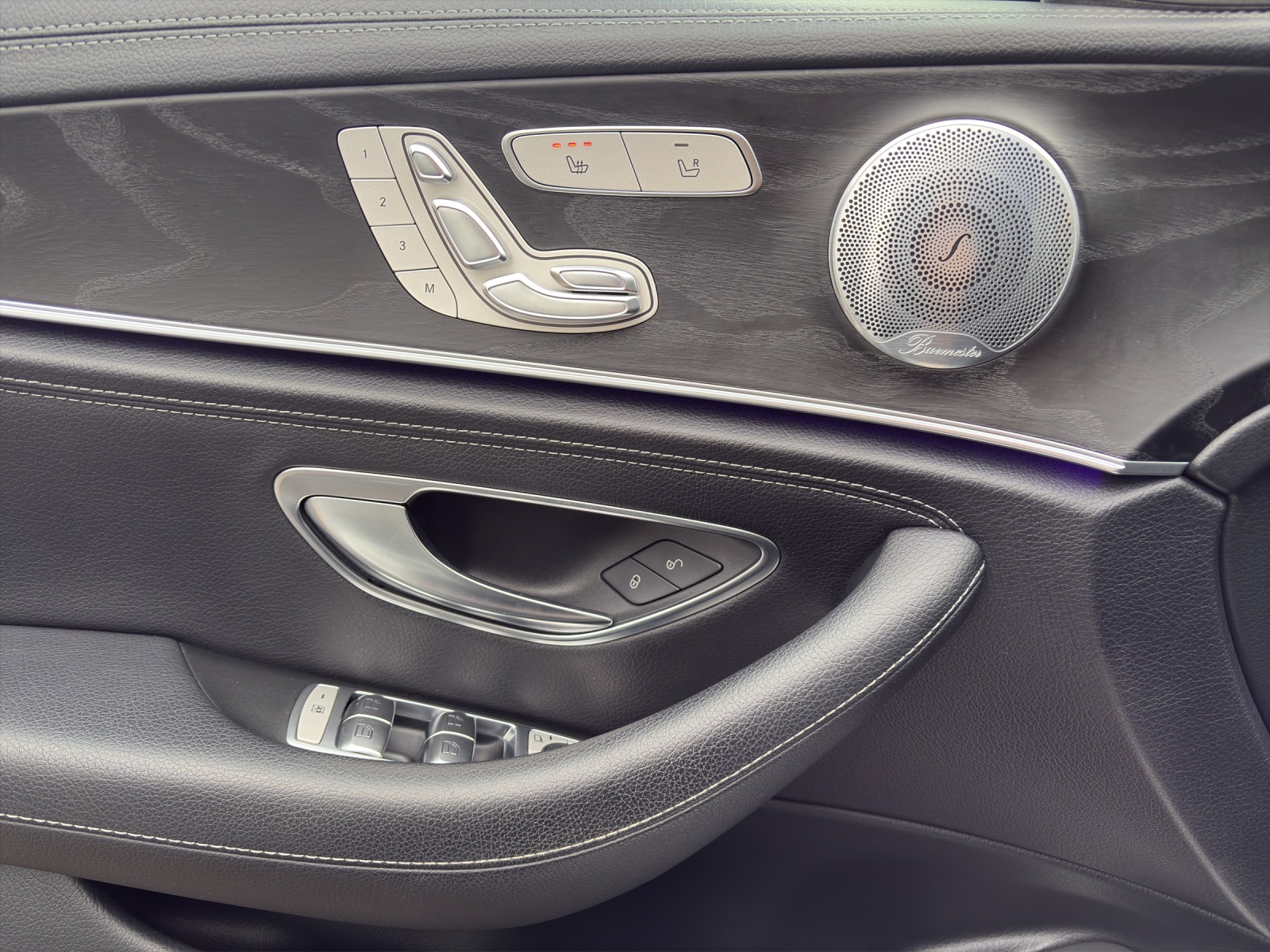 MERCEDES-BENZ E 220 d AMG Line 4Matic 9G-Tronic-image-16