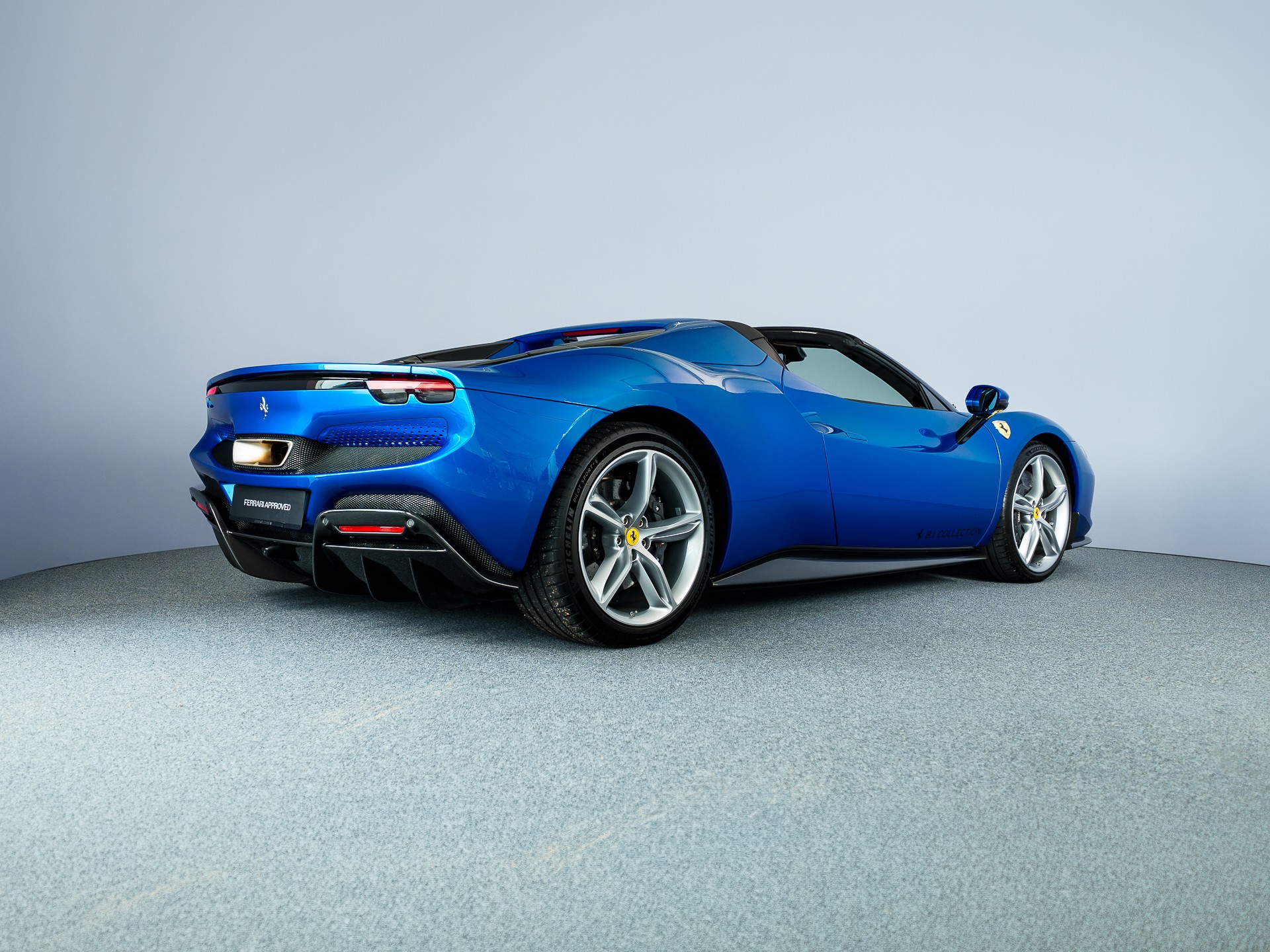 FERRARI 296 GTS-showroom-element-1