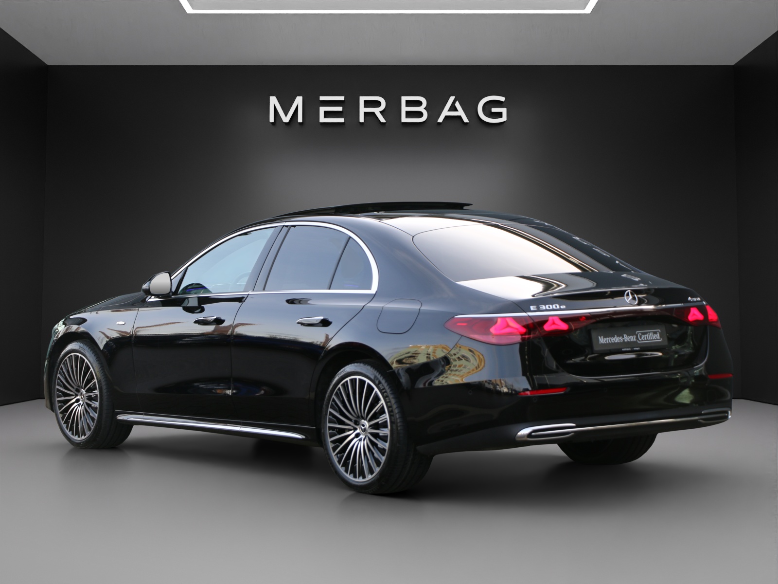 MERCEDES-BENZ E 300 e 4Matic 9G-Tronic-image-2