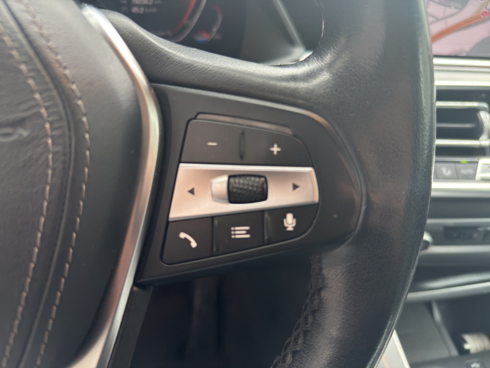 BMW X5 xDrive 48V 40d Steptronic-image-17