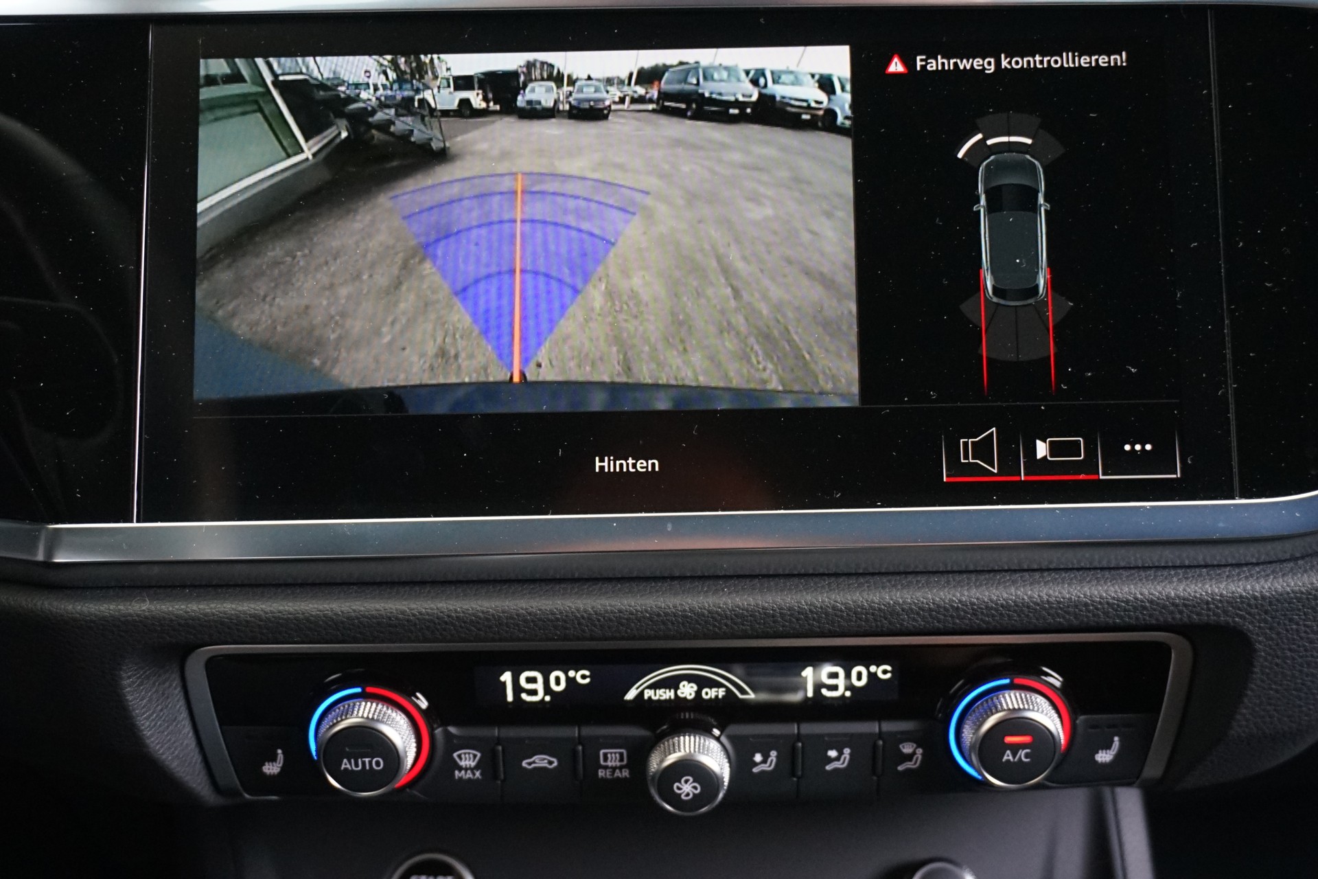 AUDI Q3 SB 35 TFSI Attraction 150PS DSG-Automat-image-21
