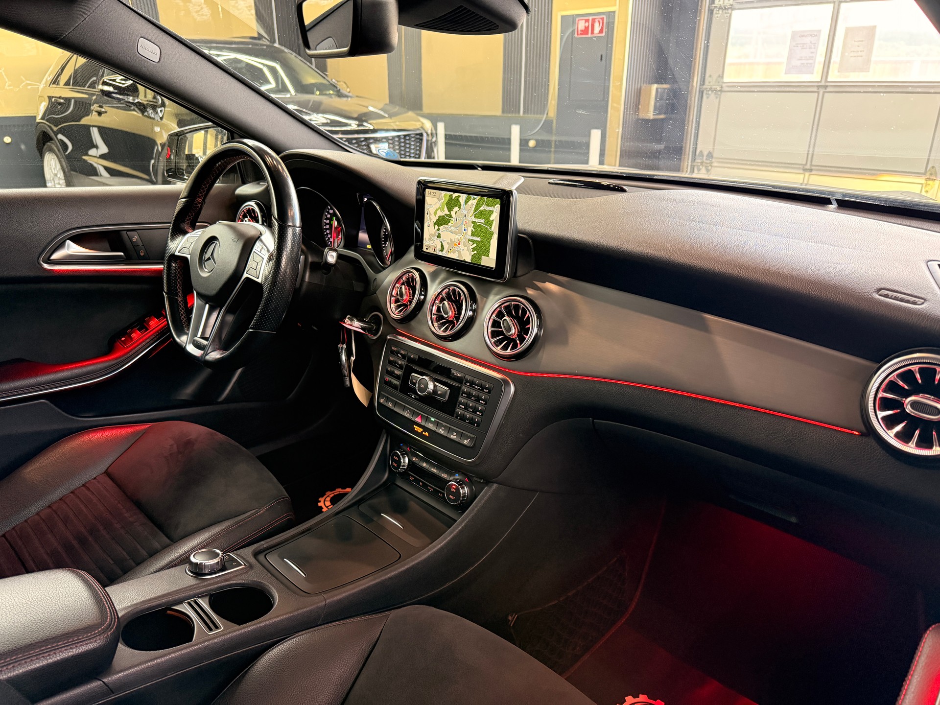 MERCEDES-BENZ GLA 250 AMG Line 4m-image-10