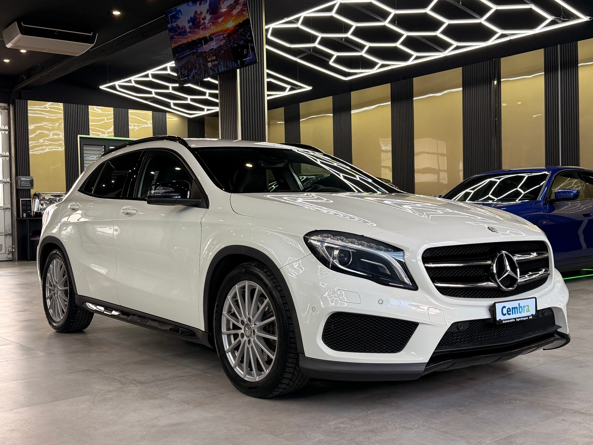 MERCEDES-BENZ GLA 250 AMG Line 4m-image-2
