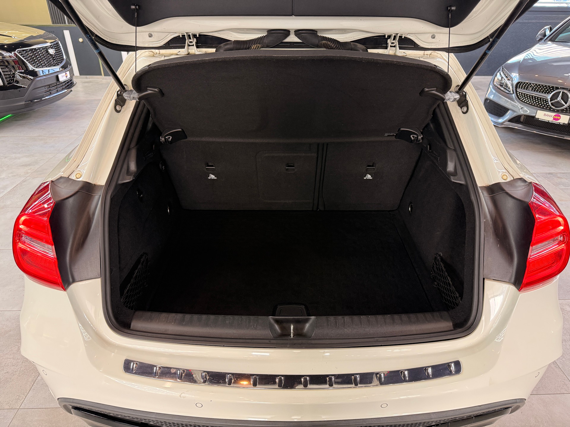 MERCEDES-BENZ GLA 250 AMG Line 4m-image-15