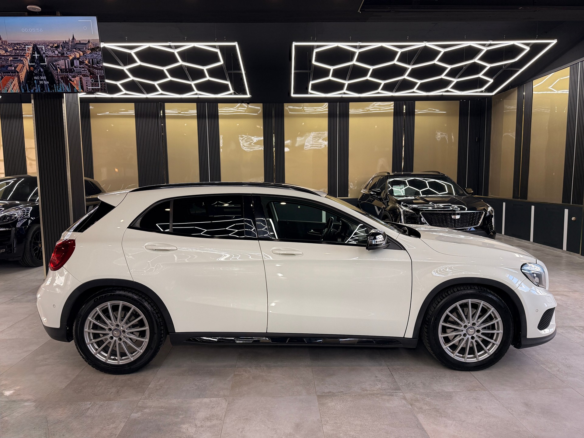 MERCEDES-BENZ GLA 250 AMG Line 4m-image-3