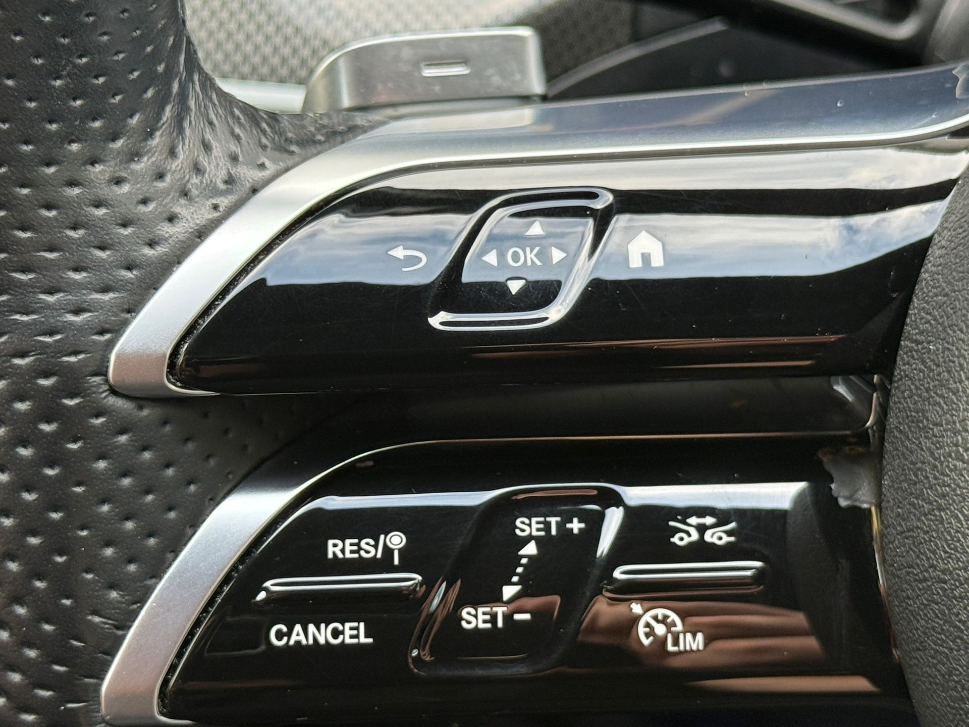 MERCEDES-BENZ C 200 AMG Line 4matic Kombi-image-22