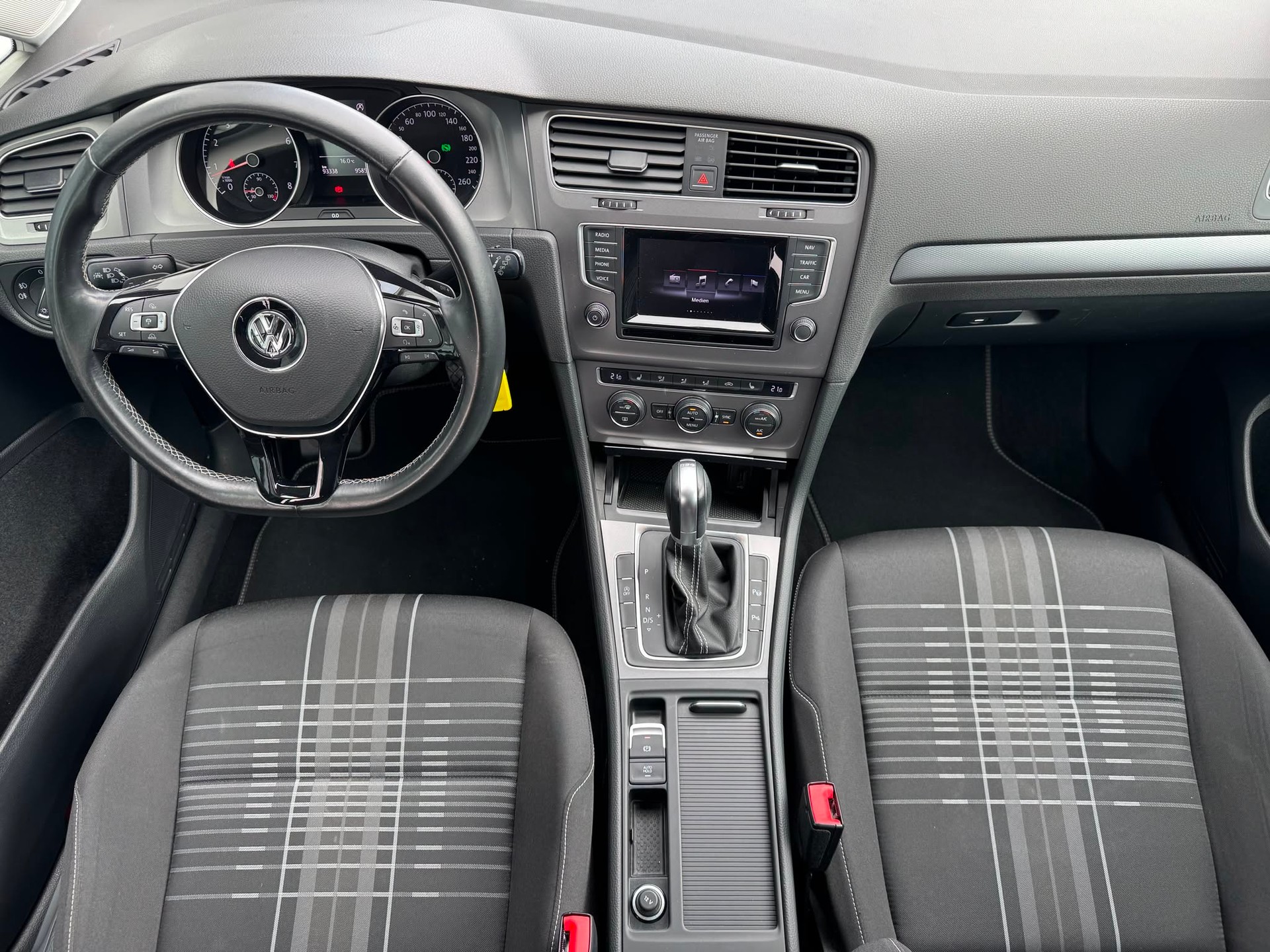VW Golf 1.4 TSI Lounge DSG-image-7