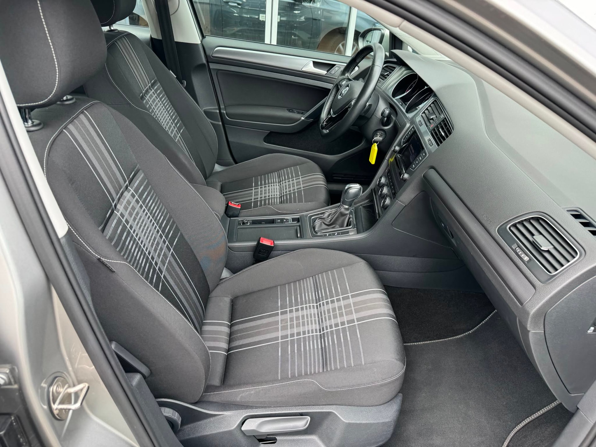 VW Golf 1.4 TSI Lounge DSG-image-2
