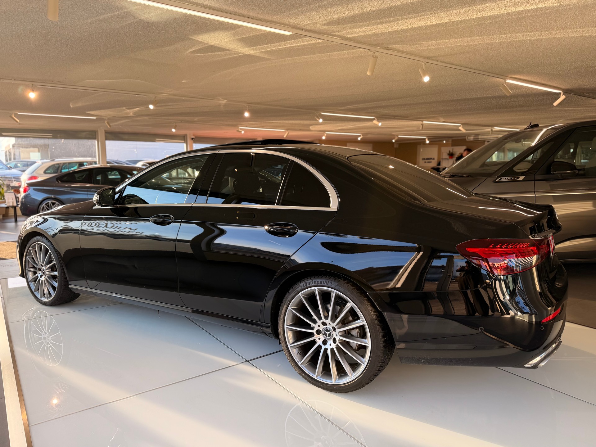 MERCEDES-BENZ E 200 d Avantgarde 9G-Tronic-image-14