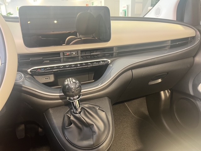 FIAT 500 Cabrio 1.0 Hybrid La Prima-image-8