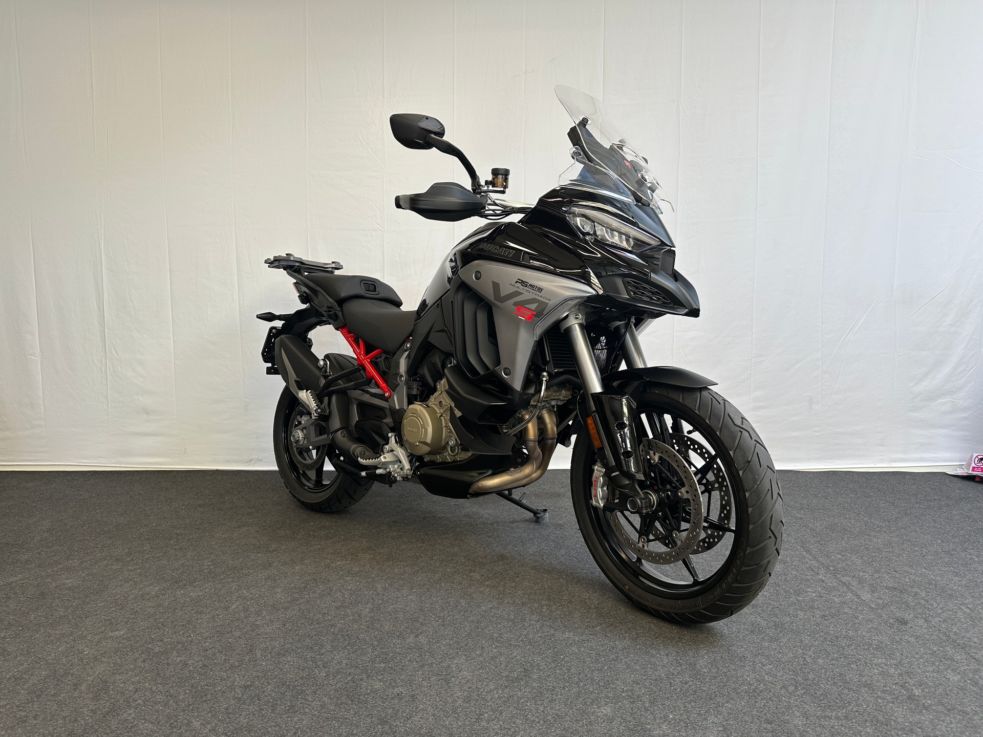 DUCATI Multistrada V4 S Travel & Radar-showroom-element-3