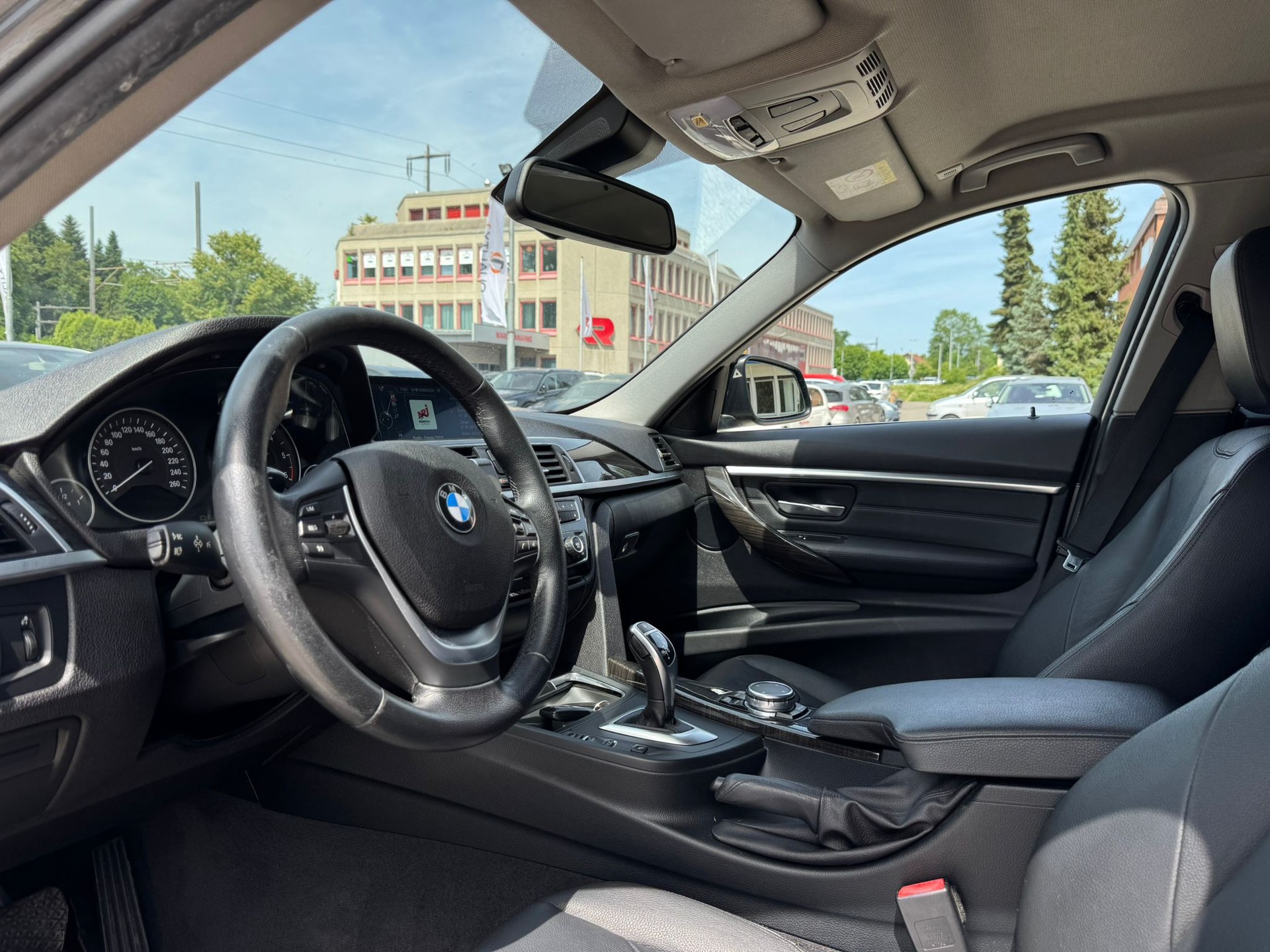 BMW 320d xDrive Luxury Line Steptronic-image-15