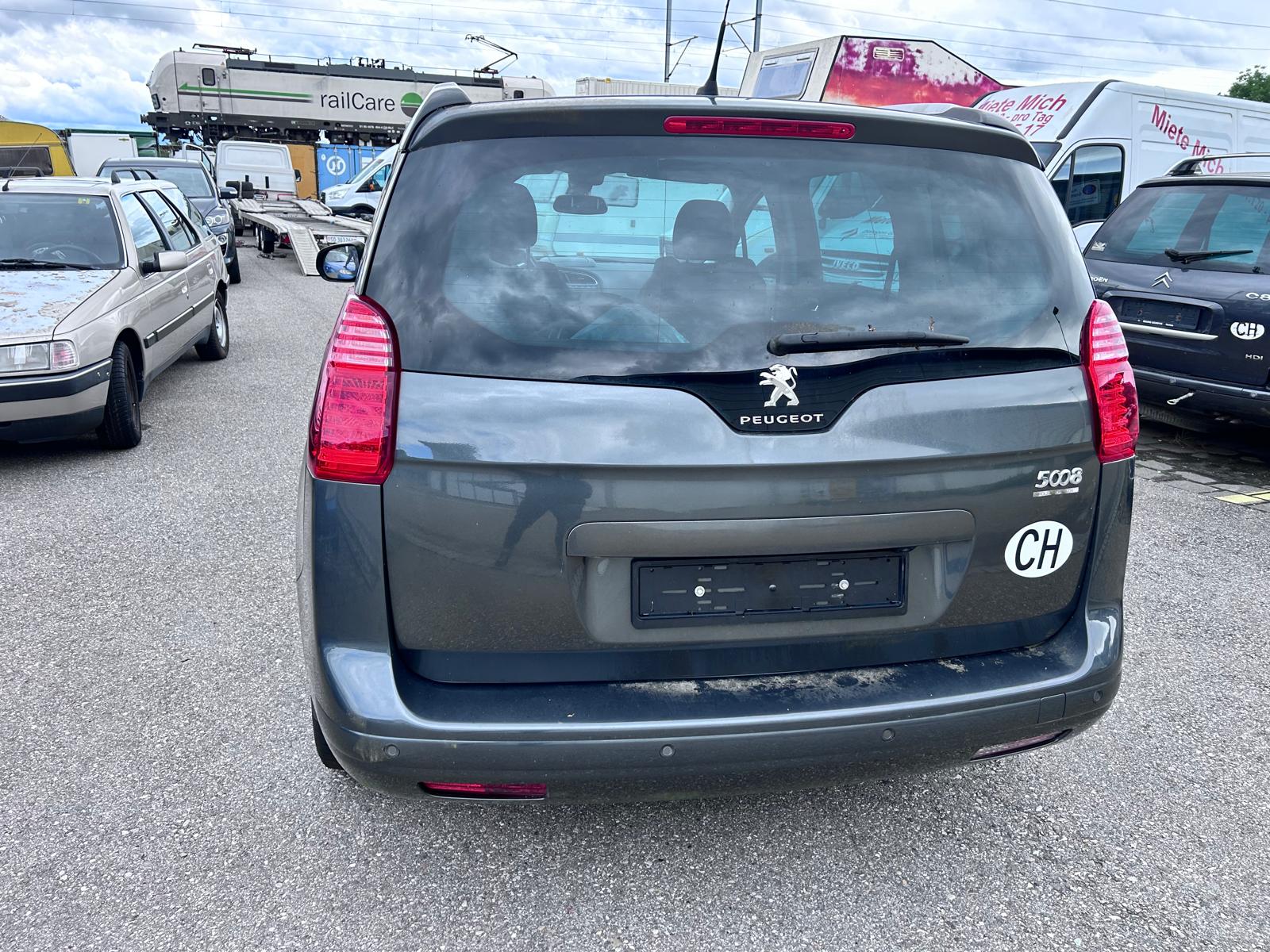 PEUGEOT 5008 1.6 16V T Allure Automatic-image-5