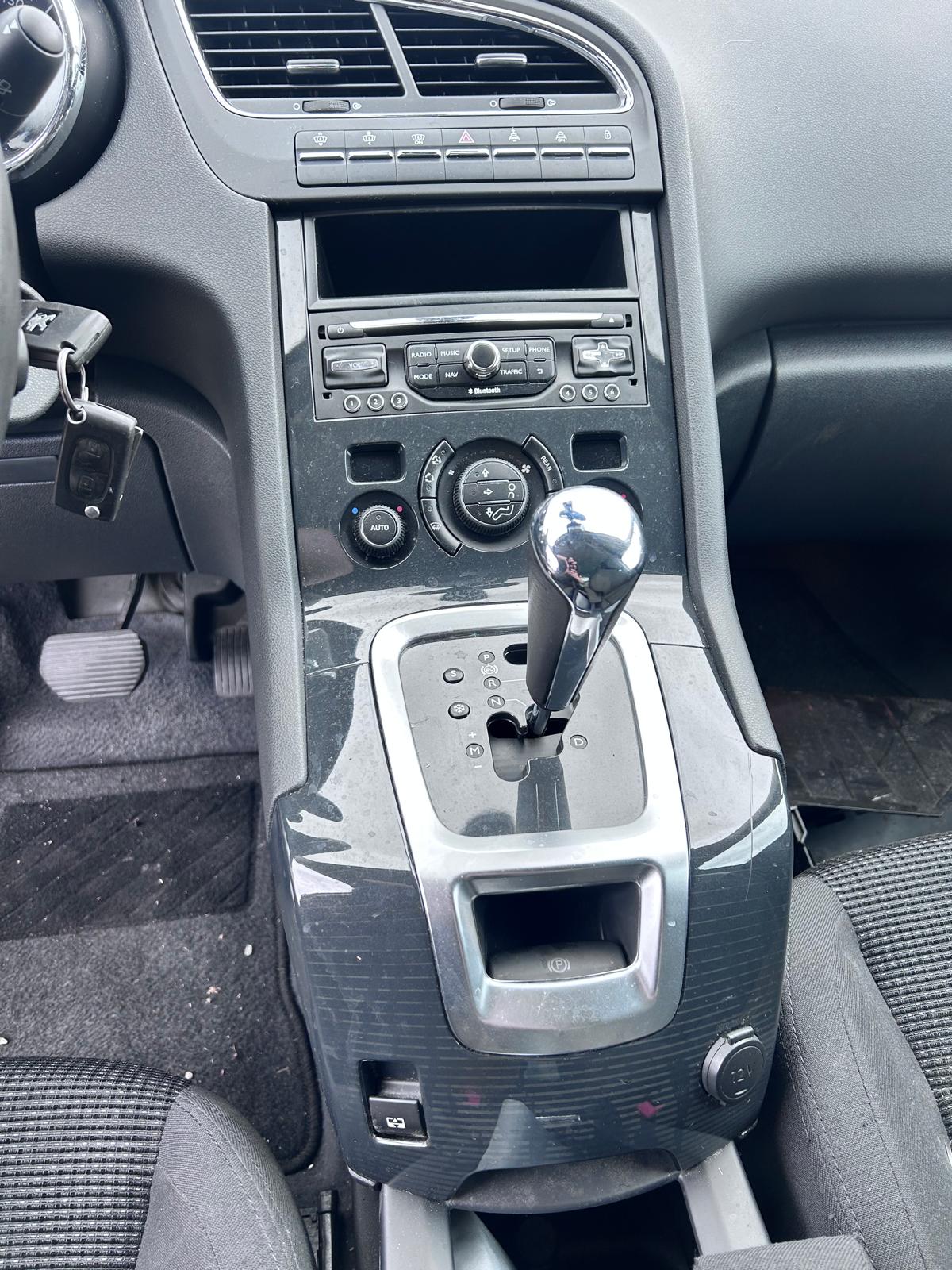 PEUGEOT 5008 1.6 16V T Allure Automatic-image-10