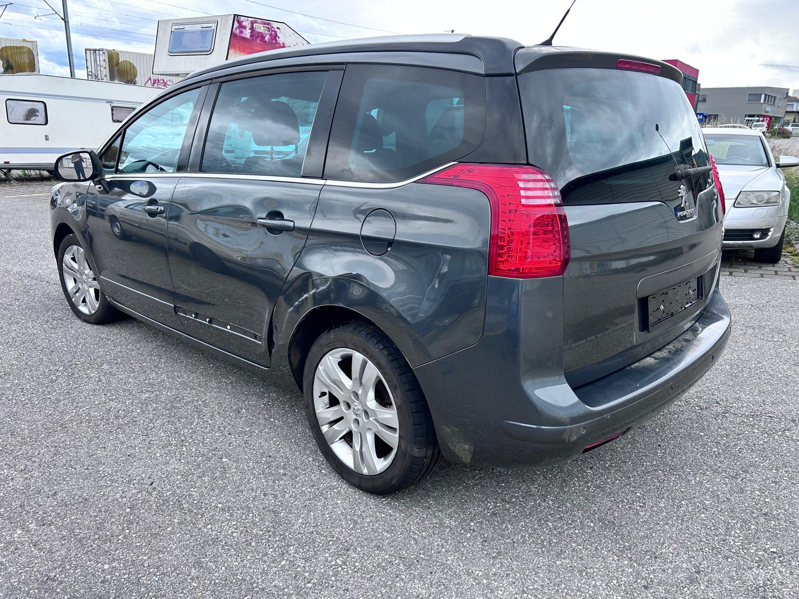 PEUGEOT 5008 1.6 16V T Allure Automatic-image-6