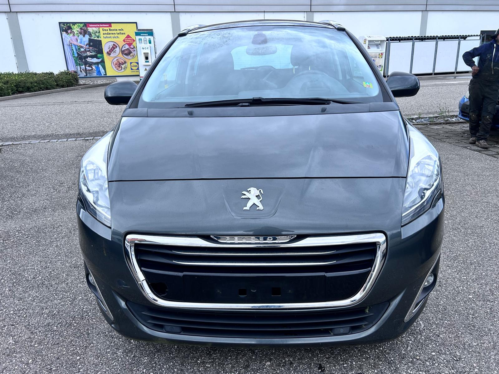 PEUGEOT 5008 1.6 16V T Allure Automatic-image-1