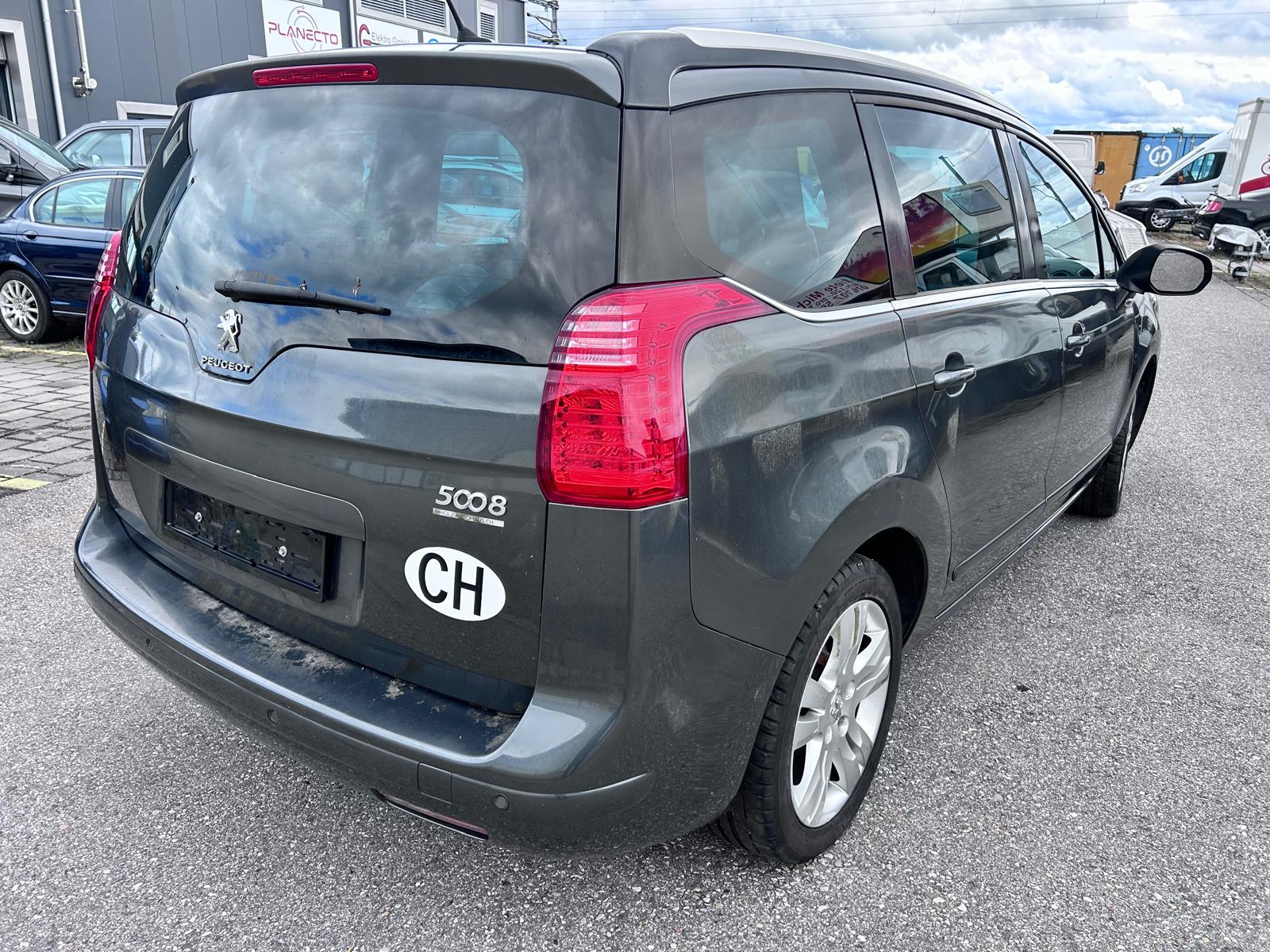 PEUGEOT 5008 1.6 16V T Allure Automatic-image-4