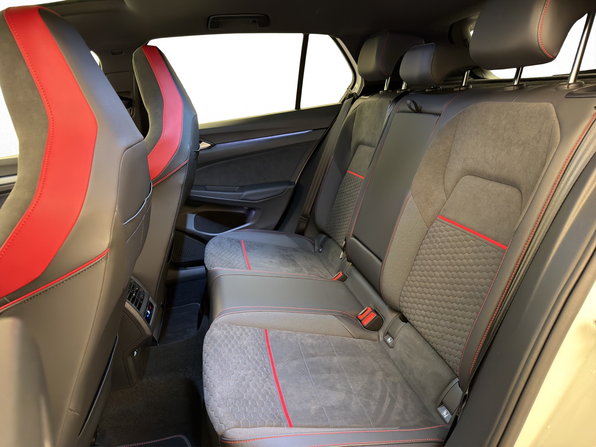 VW Golf 8 2.0 TSI GTI Clubsport Black Style-image-11