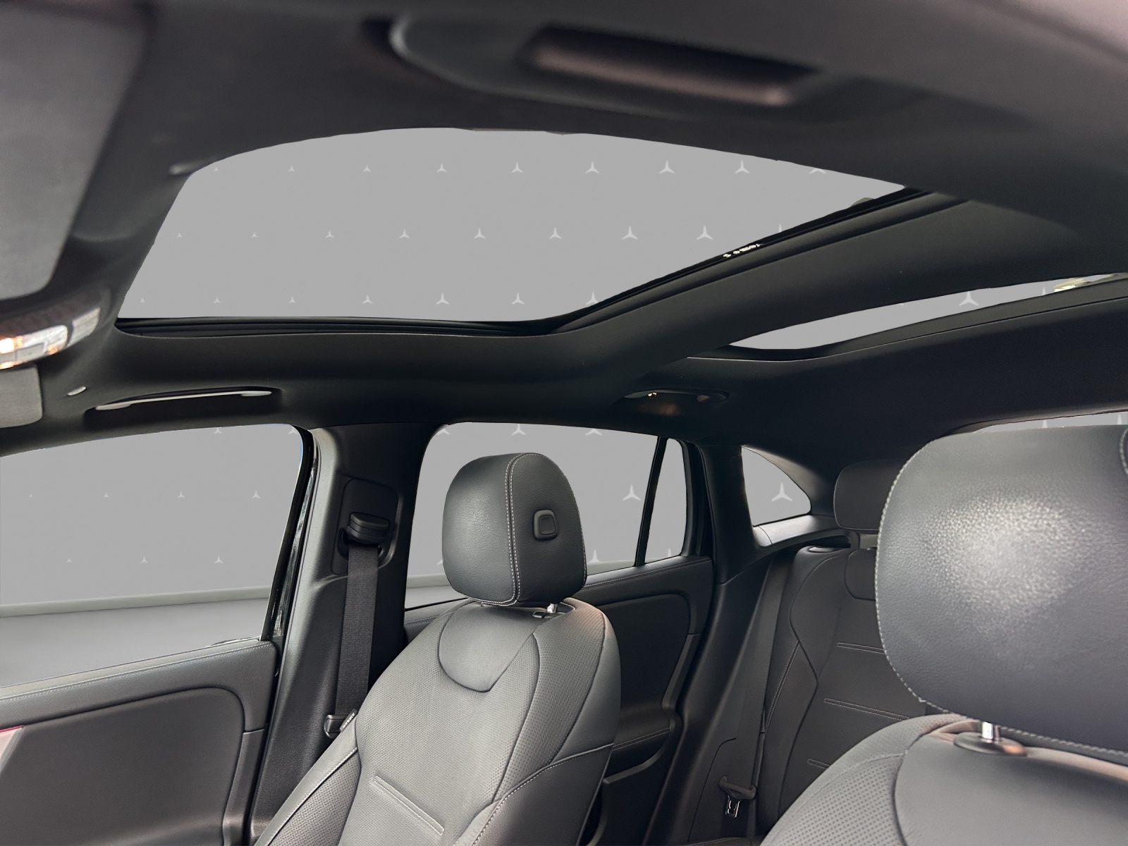 MERCEDES-BENZ EQA 300 AMG Line 4Matic-image-8