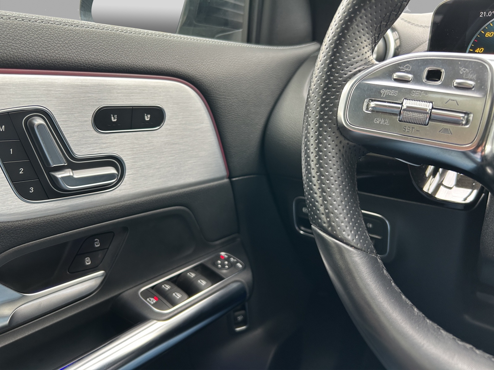 MERCEDES-BENZ EQA 300 AMG Line 4Matic-image-12