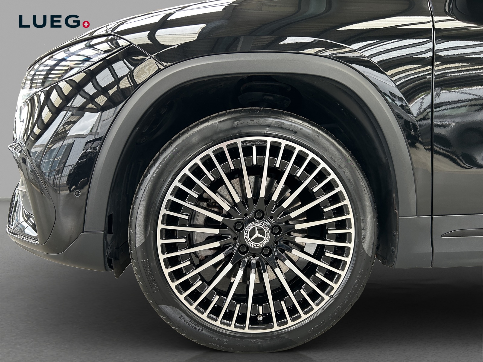 MERCEDES-BENZ EQA 300 AMG Line 4Matic-image-6
