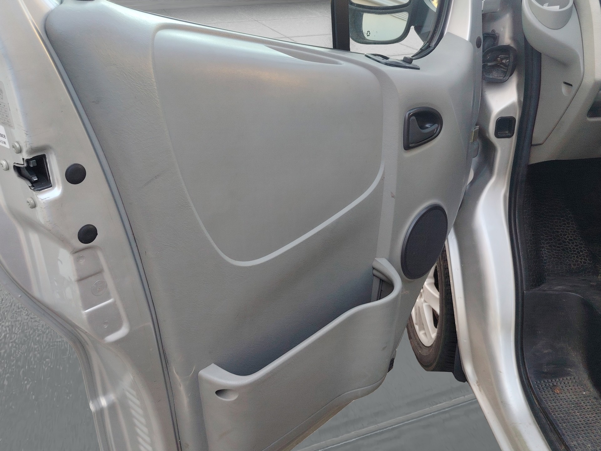 RENAULT Trafic 1.9 dCi 100 2.9t-image-9