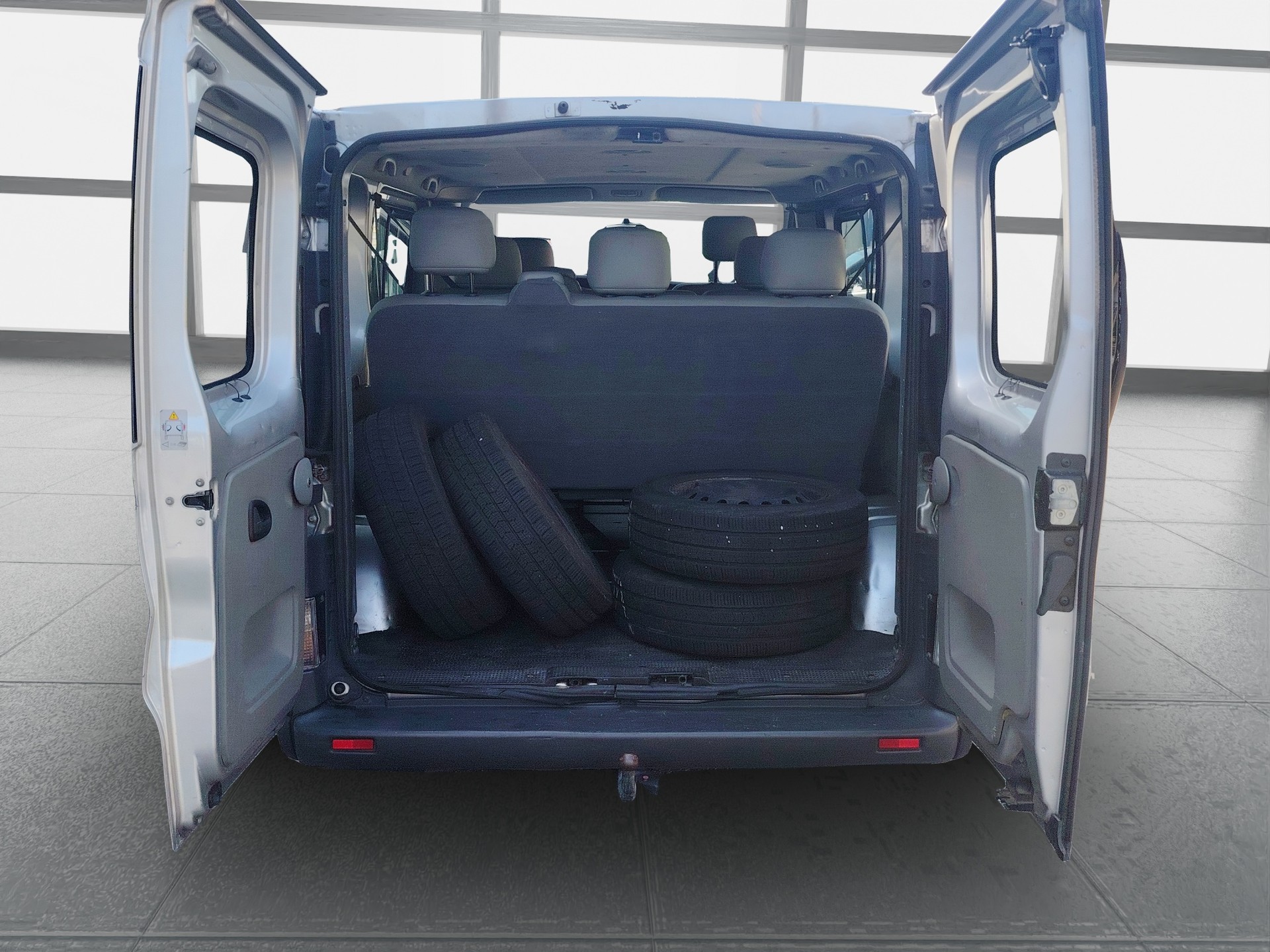 RENAULT Trafic 1.9 dCi 100 2.9t-image-12