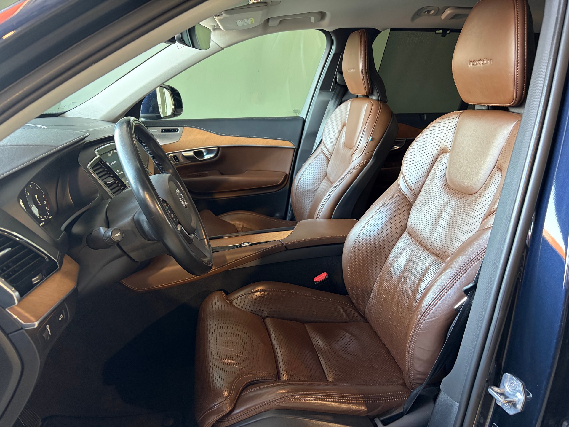 VOLVO XC90 D5 AWD Inscription Geartronic * STANDHEIZUNG*ANHÄNGERKUPPLUNG*-image-5