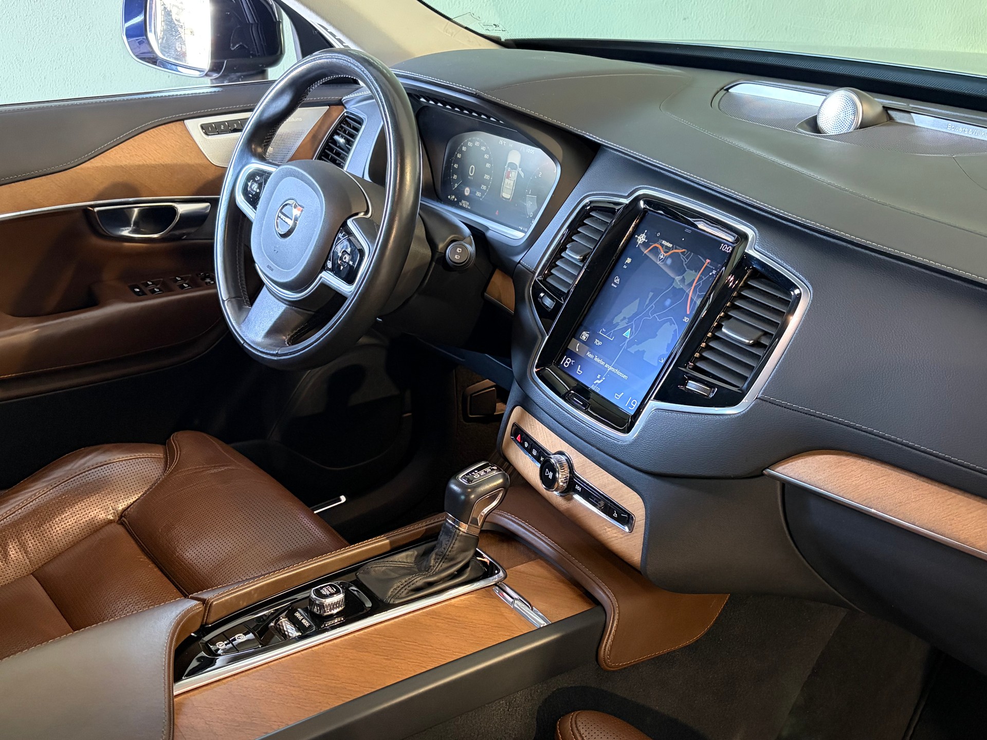 VOLVO XC90 D5 AWD Inscription Geartronic * STANDHEIZUNG*ANHÄNGERKUPPLUNG*-image-12