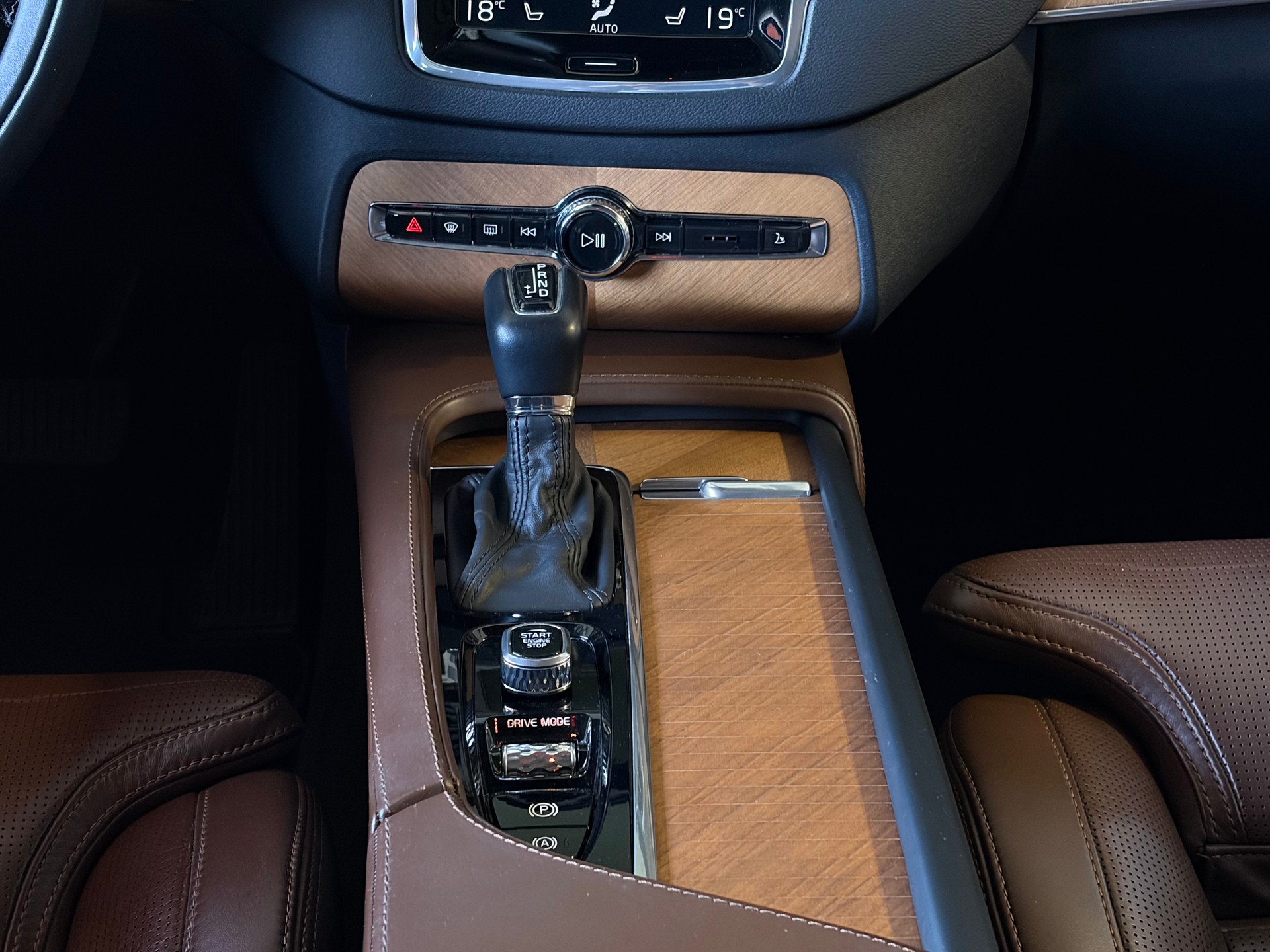 VOLVO XC90 D5 AWD Inscription Geartronic * STANDHEIZUNG*ANHÄNGERKUPPLUNG*-image-8