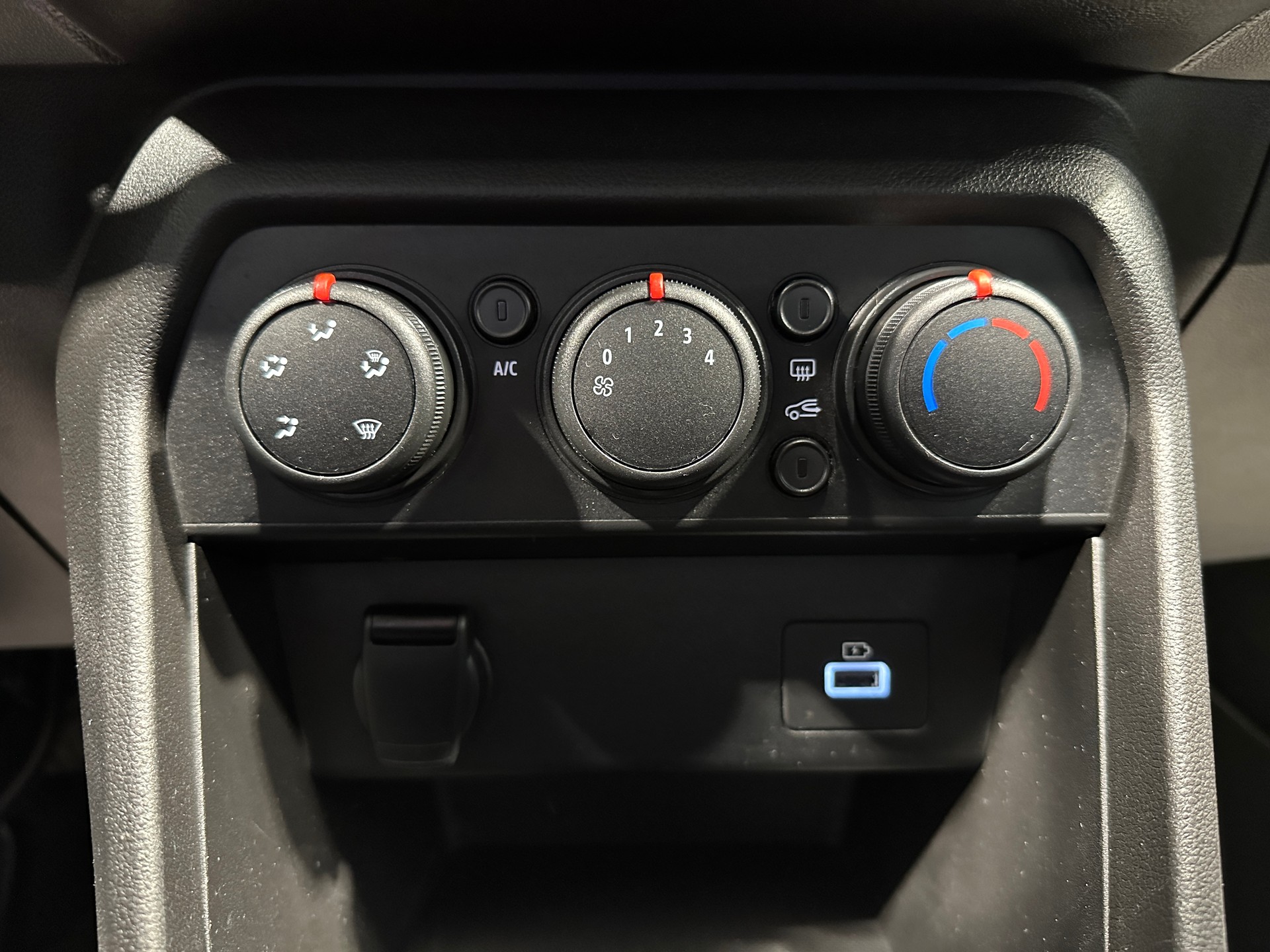 DACIA Sandero Stepway TCe 90 Comfort CVT-image-24