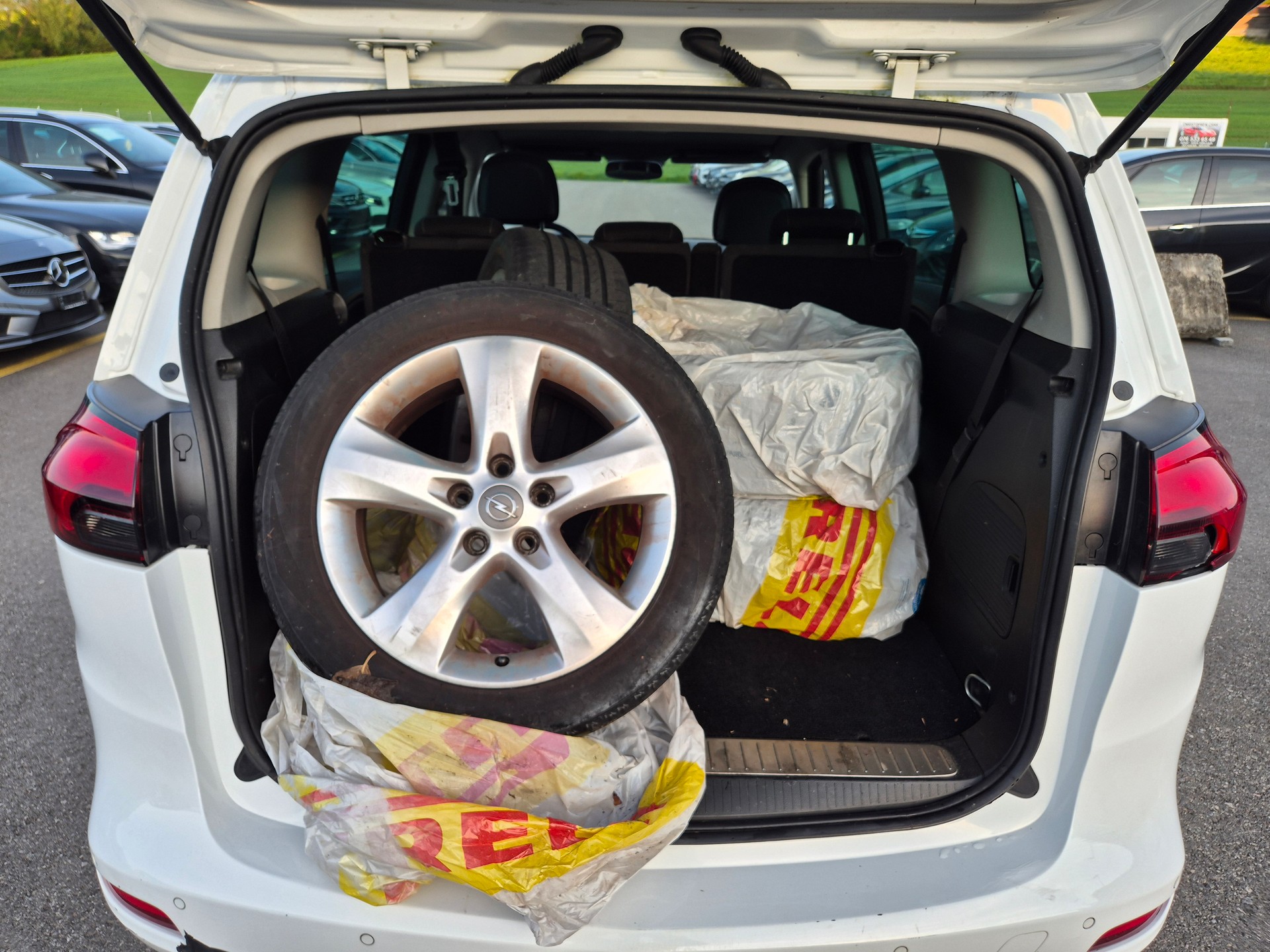 OPEL Zafira Tourer 1.4i 16V Cosmo-image-2