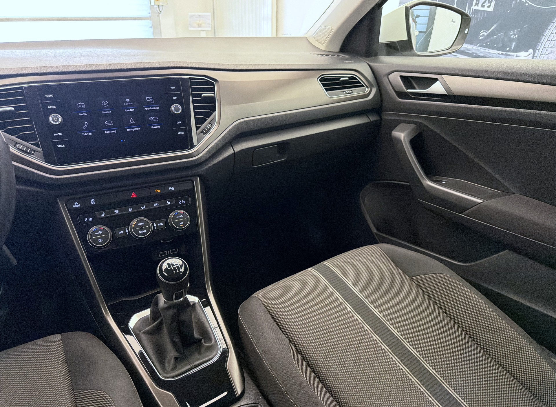 VW T-Roc 1.0 TSI Advance-image-15