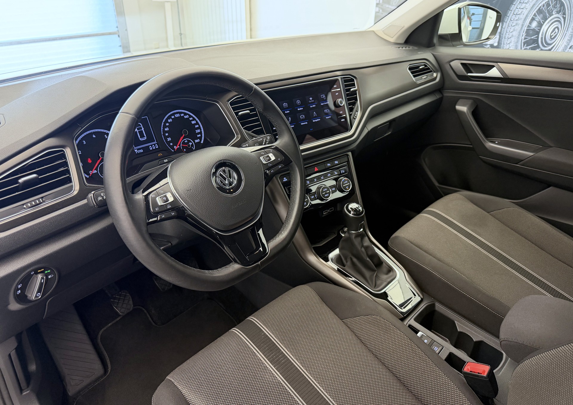 VW T-Roc 1.0 TSI Advance-image-6