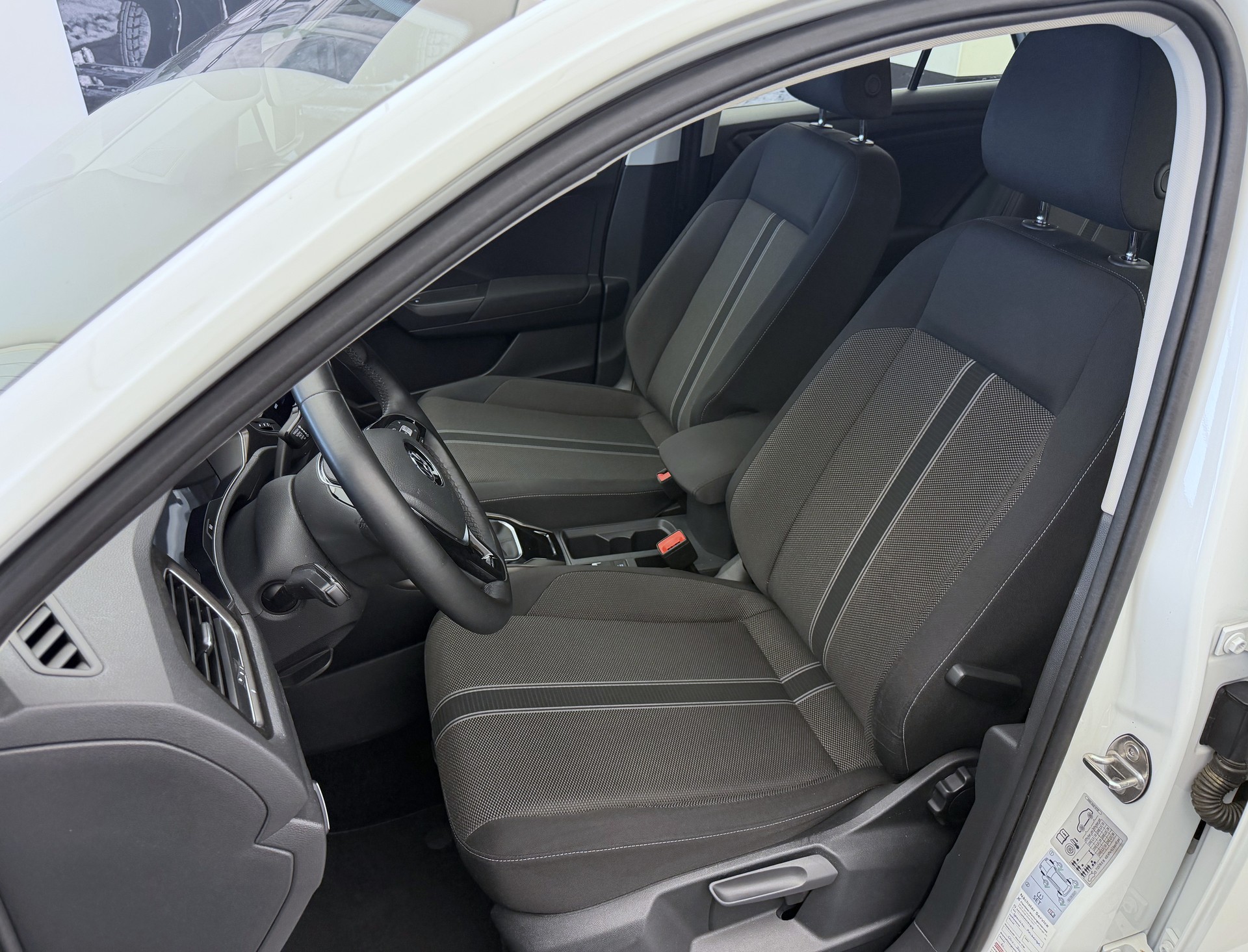 VW T-Roc 1.0 TSI Advance-image-5