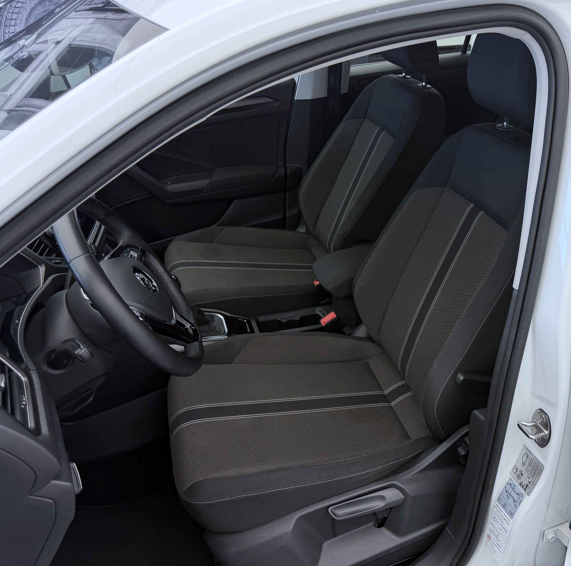 VW T-Roc 1.0 TSI Advance-image-5