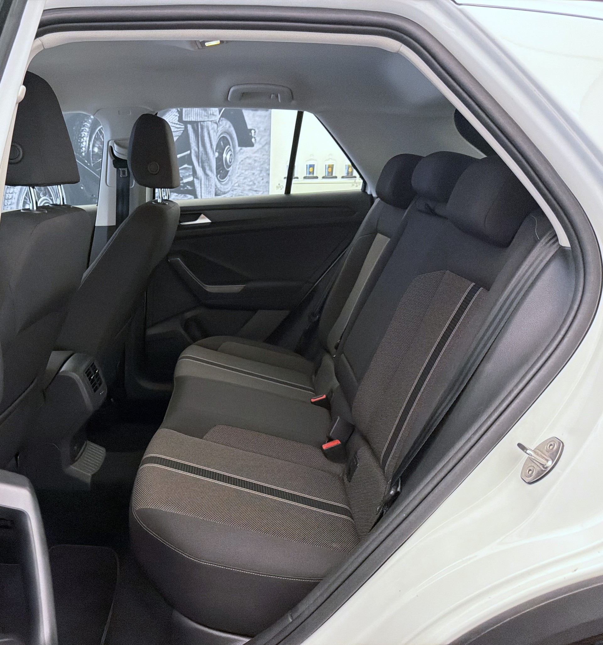 VW T-Roc 1.0 TSI Advance-image-16