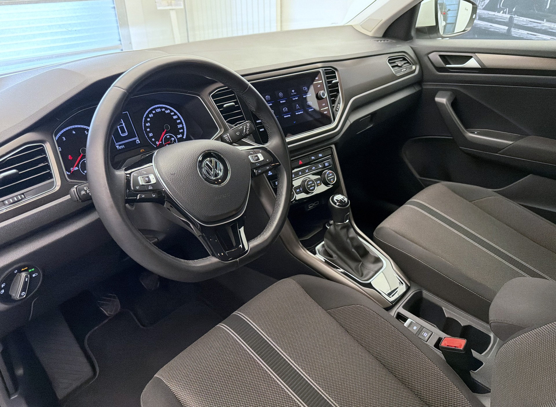 VW T-Roc 1.0 TSI Advance-image-6